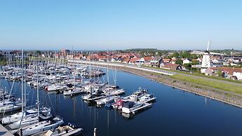 Beautiful Chalet on the Water, in a Holiday Park