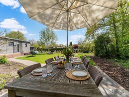 Luxury Chalet Near Ouddorp With Garden