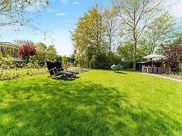 Luxury Chalet Near Ouddorp With Garden