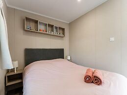 Luxury Chalet Near Ouddorp With Garden