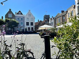 Romantic Studio in Stellendam With Terrace