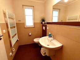 Strandburg Modern Retreat