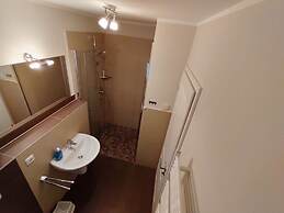 Strandburg Modern Retreat