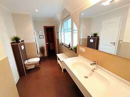 Strandburg Modern Retreat