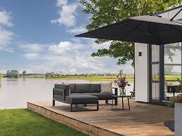 Luxurious Holiday Home on the Water in the Betuwe