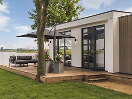 Luxurious Holiday Home on the Water in the Betuwe