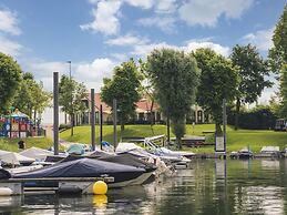 Luxurious Holiday Home on the Water in the Betuwe