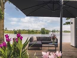 Luxurious Holiday Home on the Water in the Betuwe