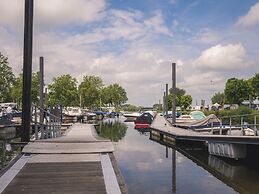 Luxurious Holiday Home on the Water in the Betuwe