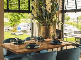 Luxurious Holiday Home on the Water in the Betuwe