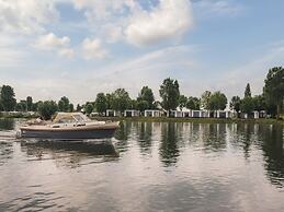 Luxurious Holiday Home on the Water in the Betuwe