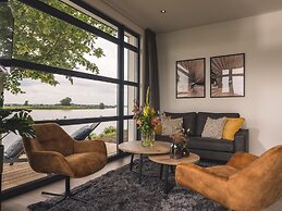 Luxurious Holiday Home on the Water in the Betuwe