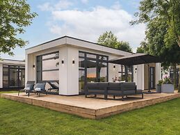 Luxurious Holiday Home on the Water in the Betuwe