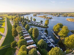 Luxurious Holiday Home on the Water in the Betuwe