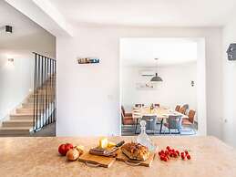 Villa With Swimming Pool and Outdoor Kitchen