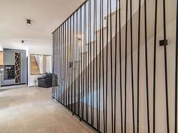 Villa With Swimming Pool and Outdoor Kitchen