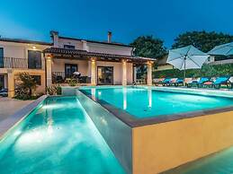 Villa With Swimming Pool and Outdoor Kitchen