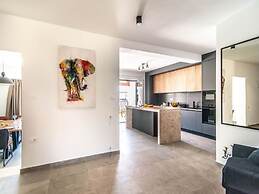 Villa With Swimming Pool and Outdoor Kitchen