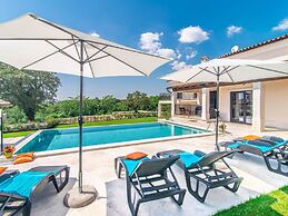 Villa With Swimming Pool and Outdoor Kitchen