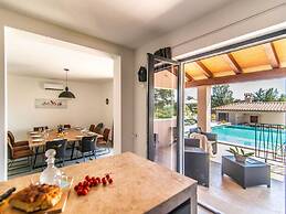 Villa With Swimming Pool and Outdoor Kitchen