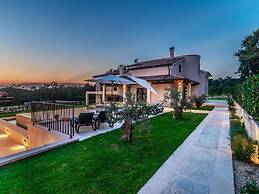 Villa With Swimming Pool and Outdoor Kitchen