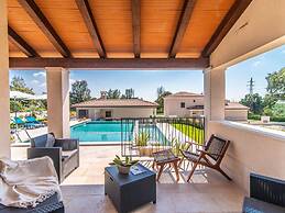 Villa With Swimming Pool and Outdoor Kitchen