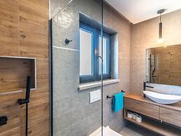 Villa With Swimming Pool and Outdoor Kitchen