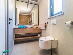 Villa With Swimming Pool and Outdoor Kitchen