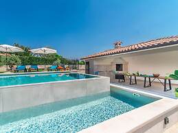 Villa With Swimming Pool and Outdoor Kitchen