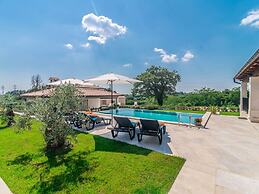 Villa With Swimming Pool and Outdoor Kitchen