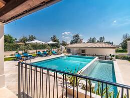 Villa With Swimming Pool and Outdoor Kitchen