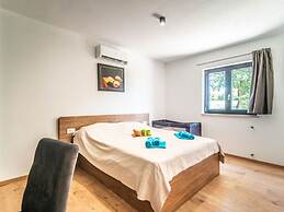 Villa With Swimming Pool and Outdoor Kitchen