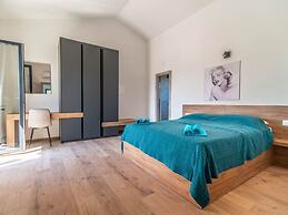 Villa With Swimming Pool and Outdoor Kitchen