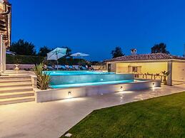Villa With Swimming Pool and Outdoor Kitchen