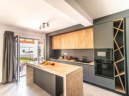 Villa With Swimming Pool and Outdoor Kitchen