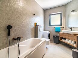 Villa With Swimming Pool and Outdoor Kitchen