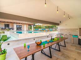 Villa With Swimming Pool and Outdoor Kitchen