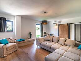 Villa With Swimming Pool and Outdoor Kitchen