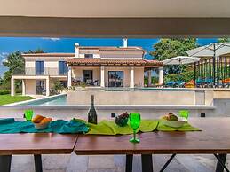 Villa With Swimming Pool and Outdoor Kitchen