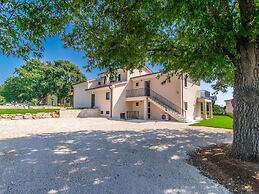 Villa With Swimming Pool and Outdoor Kitchen
