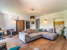 Villa With Swimming Pool and Outdoor Kitchen