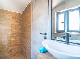 Villa With Swimming Pool and Outdoor Kitchen