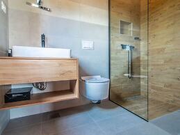 Villa With Swimming Pool and Outdoor Kitchen