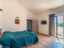 Villa With Swimming Pool and Outdoor Kitchen