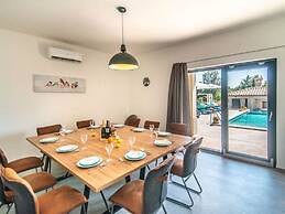 Villa With Swimming Pool and Outdoor Kitchen