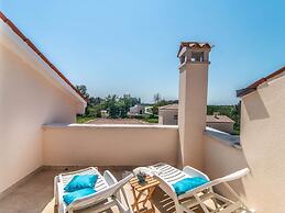 Villa With Swimming Pool and Outdoor Kitchen