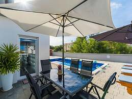 Nicoll With Pool, 50 m From the Beach