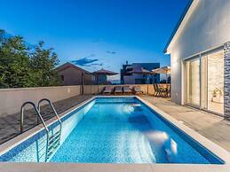 Nicoll With Pool, 50 m From the Beach