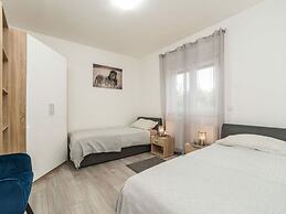 Nicoll With Pool, 50 m From the Beach