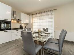 Nicoll With Pool, 50 m From the Beach